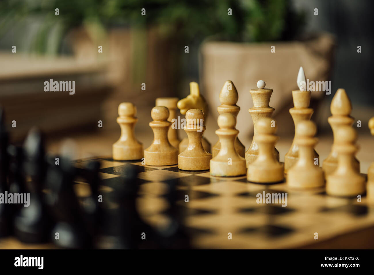 Alte Schachbrett für ein neues Spiel in der Tabelle festgelegt. Selektiver Fokus auf weiße Schachfiguren Stockfoto