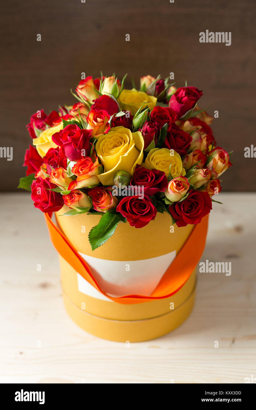 Gemischte Blumen. Blumenstrauß aus Rosen Spritzen in einen Kasten auf  hölzernen Tisch. Kopieren Sie Raum. leeres Feld für Text Stockfotografie -  Alamy