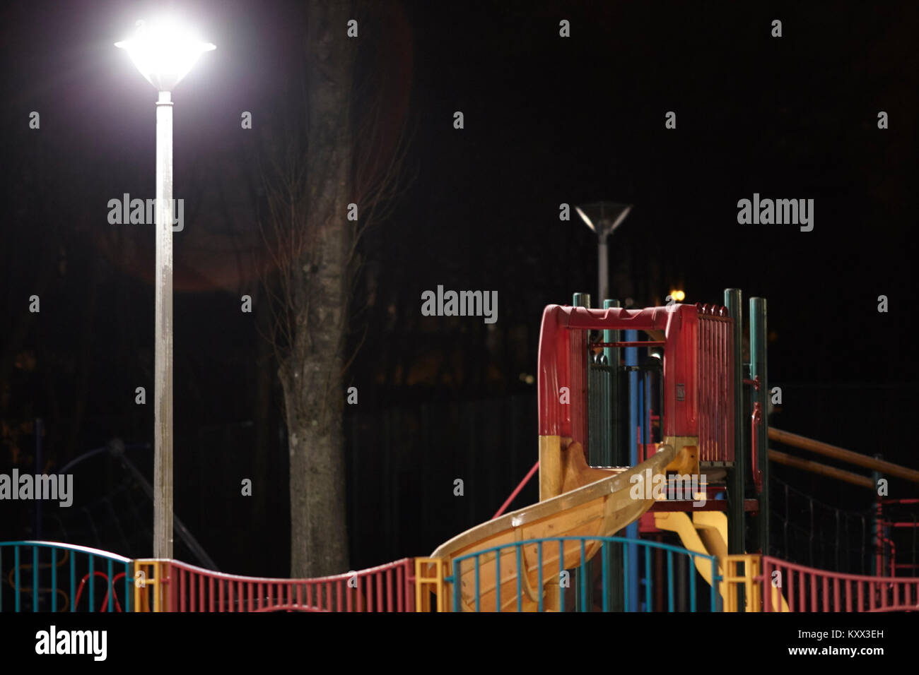 Leeren Spielplatz der Kinder bei Nacht beleuchtet Stockfoto