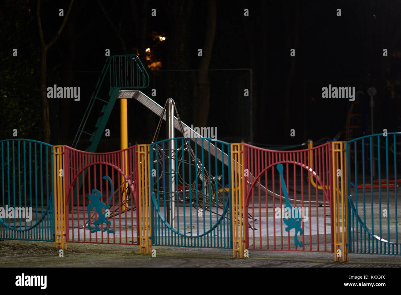 Leere beleuchtete Kinderspielplatz bei Nacht Stockfoto
