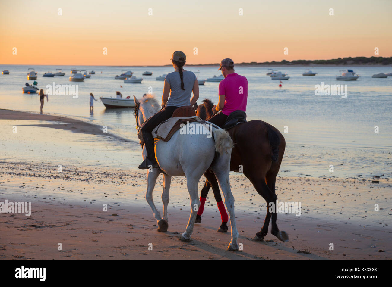 Am Abend Reiten entlang der Strand von Sanlúcar de Barrameda, Spanien Stockfoto