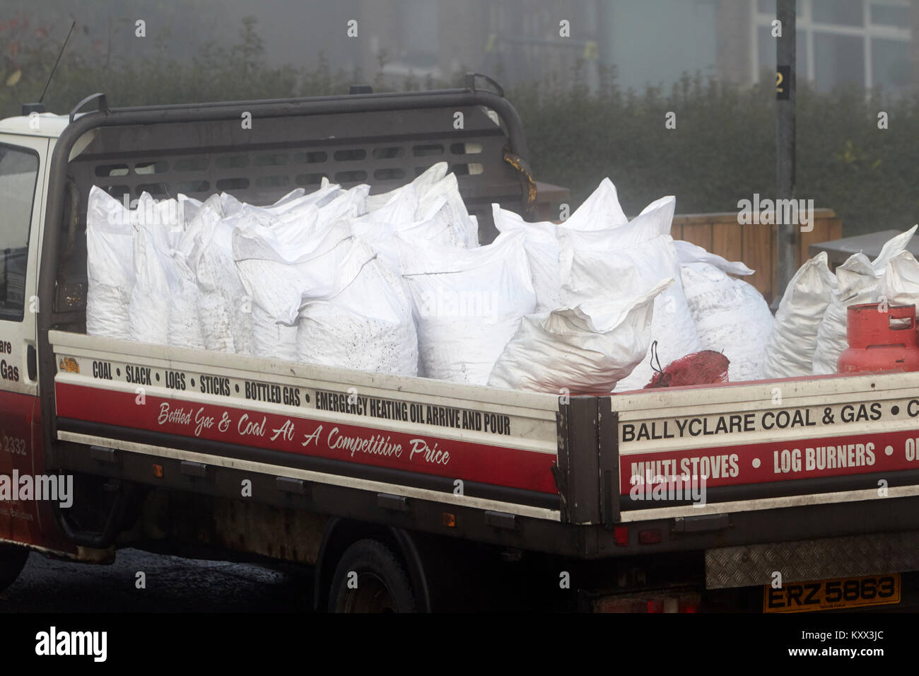 Taschen von Kohle auf dem Rücken der Lieferwagen an einem nebligen Tag im Vereinigten Königreich Stockfoto
