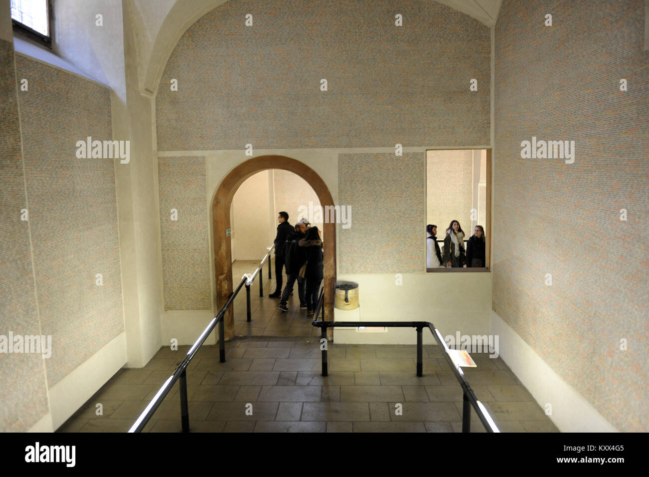 Menschen, Pinkas Synagoge, Jüdischer Friedhof, Museum, 2014, Prag, Tschechische Republik. Stockfoto