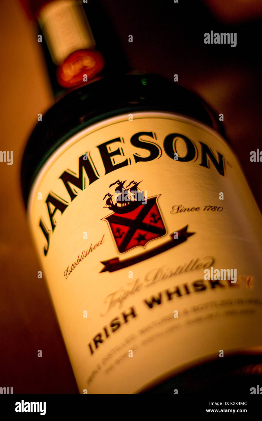 Flasche Whiskey jameson liegt in der Nähe Stockfoto