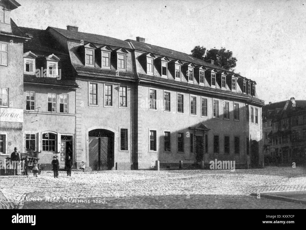 Die Fotografie aus der Sammlung Fortepan zeigt den Frauenplan in Weimar mit dem Goethe-Haus im Hintergrund, der eine wichtige Kulturstätte der deutschen Literaturgeschichte darstellt. Stockfoto