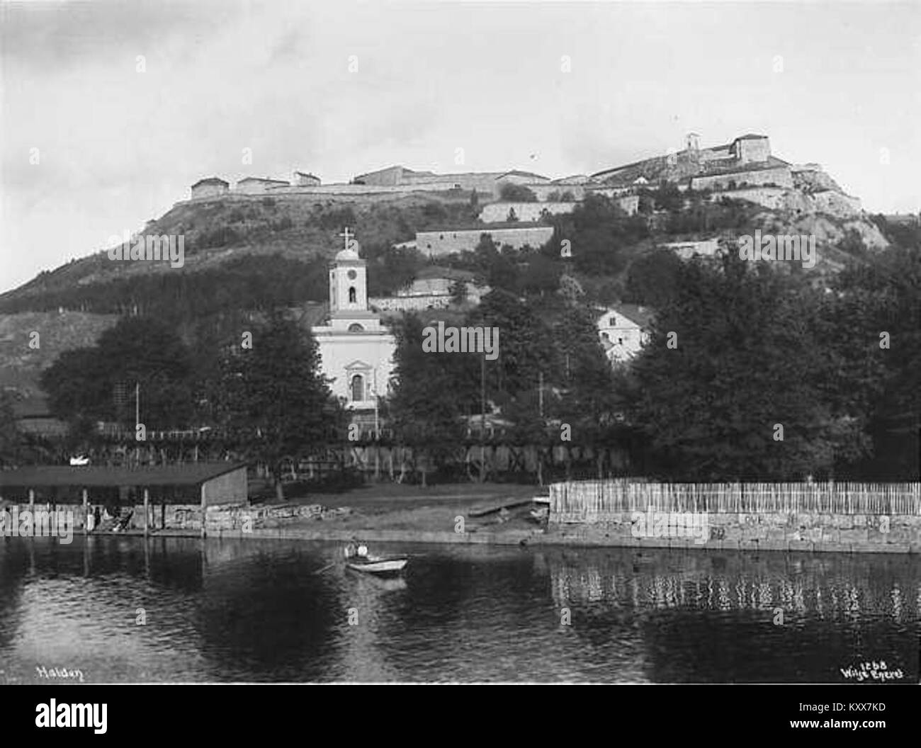 Das Foto von Fredrikshald aus dem Jahr 1902 (heute Halden, Norwegen) zeigt den Blick der Stadt auf die Festung Fredriksten und die Immanuel-Kirche und unterstreicht Haldens strategische militärische und kulturelle Bedeutung zur Jahrhundertwende. Stockfoto