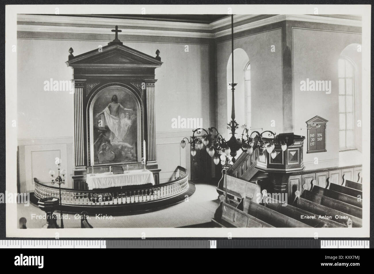 Die St. Kirka (Dreifaltigkeitskirche) in Fredrikstad, Norwegen, wurde 1779 erbaut und ist eine lutherische Kirche aus dem 18. Jahrhundert im Barockstil, die für ihren architektonischen Wert und ihre Rolle im religiösen und kulturellen Leben der Stadt bekannt ist. Stockfoto