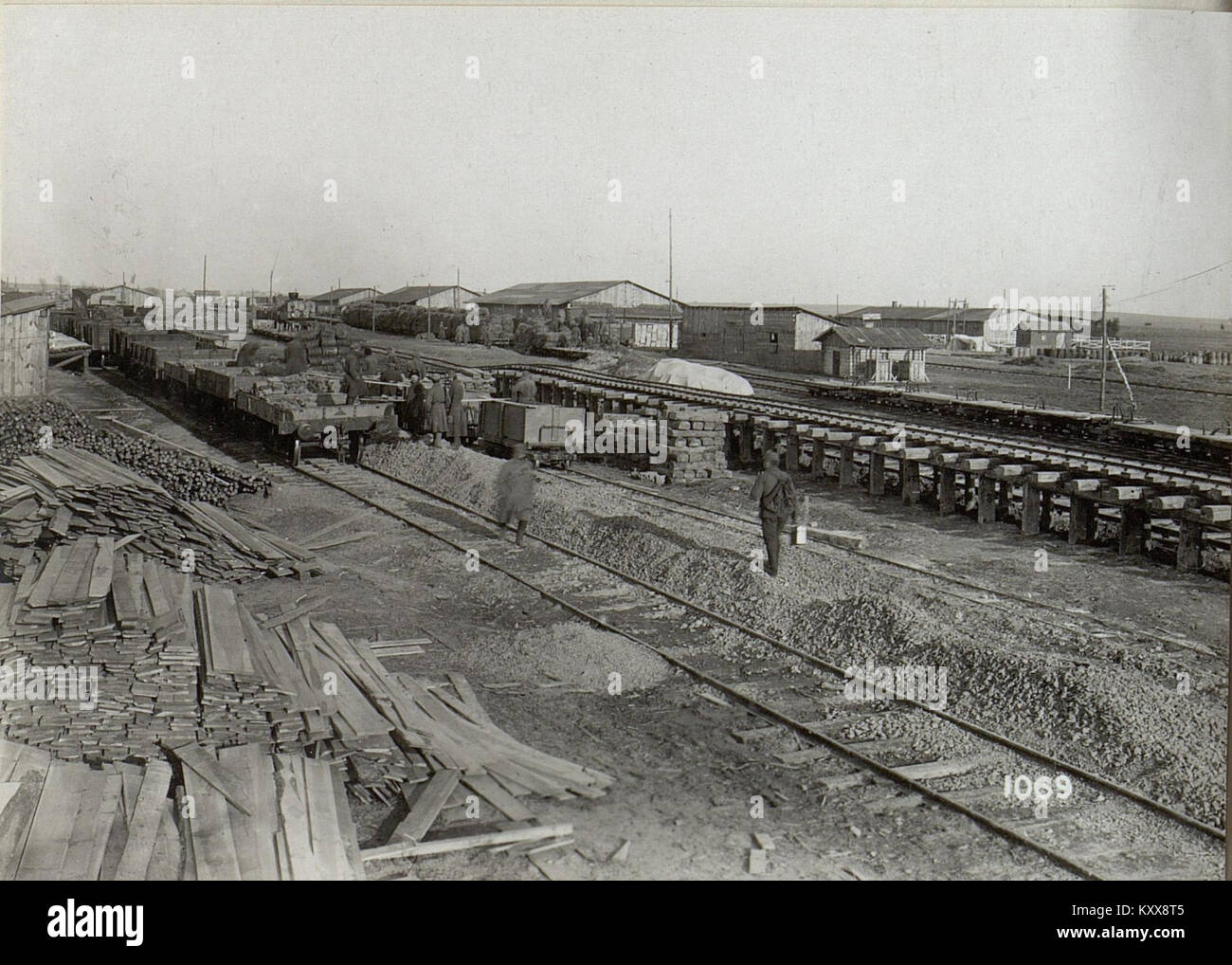 Ein Foto aus dem Ersten Weltkrieg, das die Verladestationen der Vierten österreichisch-ungarischen Armee bei Kowel zeigt, dokumentiert Kriegslogistik, Schienentransport und Versorgungsorganisation an der Ostfront. Stockfoto