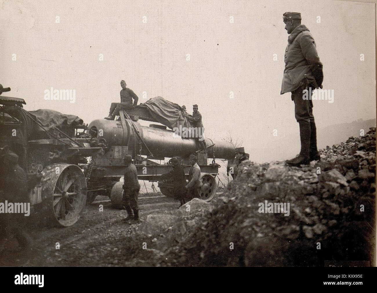 Eine Fotografie aus dem Ersten Weltkrieg, die ein 42 cm großes Artilleriefass entlang der Friccastraße zeigt, zeigt das Ausmaß der schweren deutschen militärischen Logistik- und Ausrüstungsbewegung während des Krieges. Stockfoto