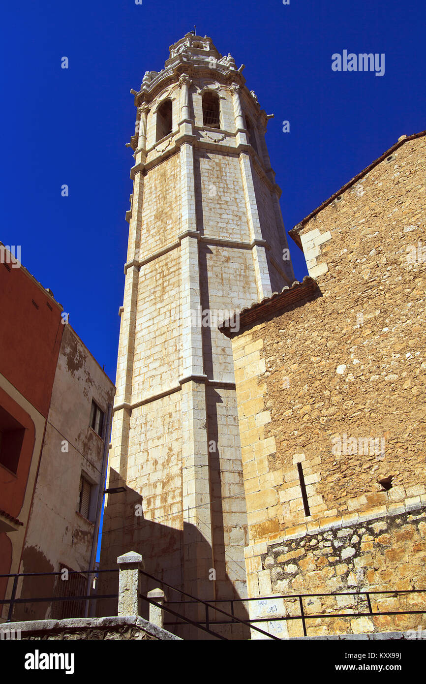 Glockenturm der Kirche von San Juan Bautista in Alcalå de Xivert Spanien Stockfoto