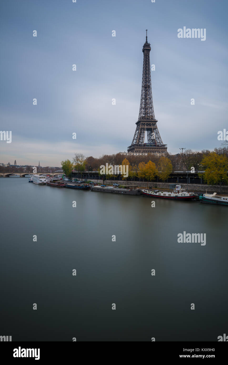 Der Eiffelturm (Tour Eiffel) auf dem Champ de Mars in Paris, Frankreich Stockfoto