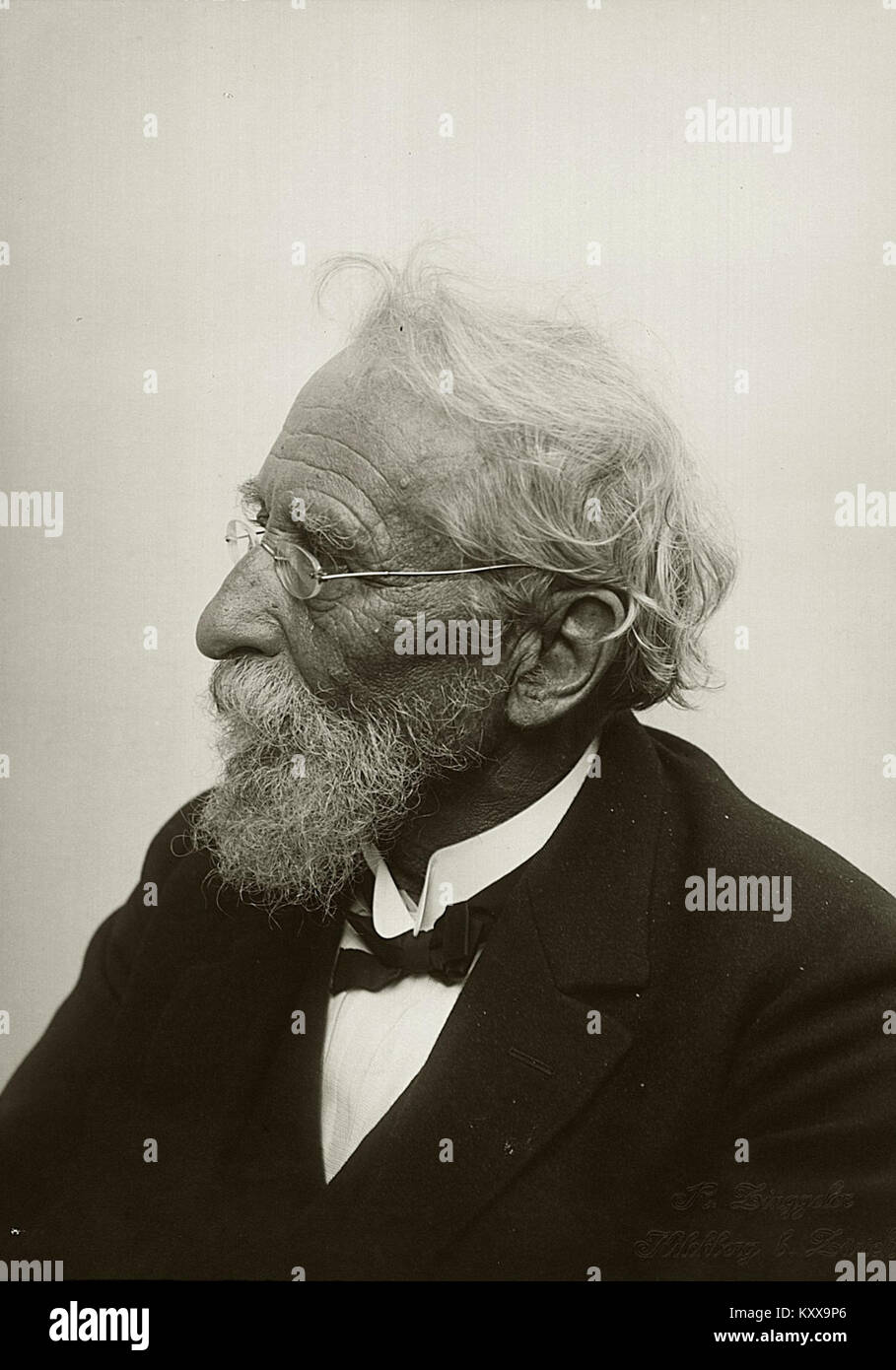 Das Porträt von Carl Schröter (1855–1939), einer bemerkenswerten Figur der Botanik, zeigt seine Beiträge zur Pflanzenwissenschaft. Schröter war bekannt für seine Forschung und seinen Einfluss auf dem Gebiet der Pflanzentaxonomie und Ökologie. Stockfoto
