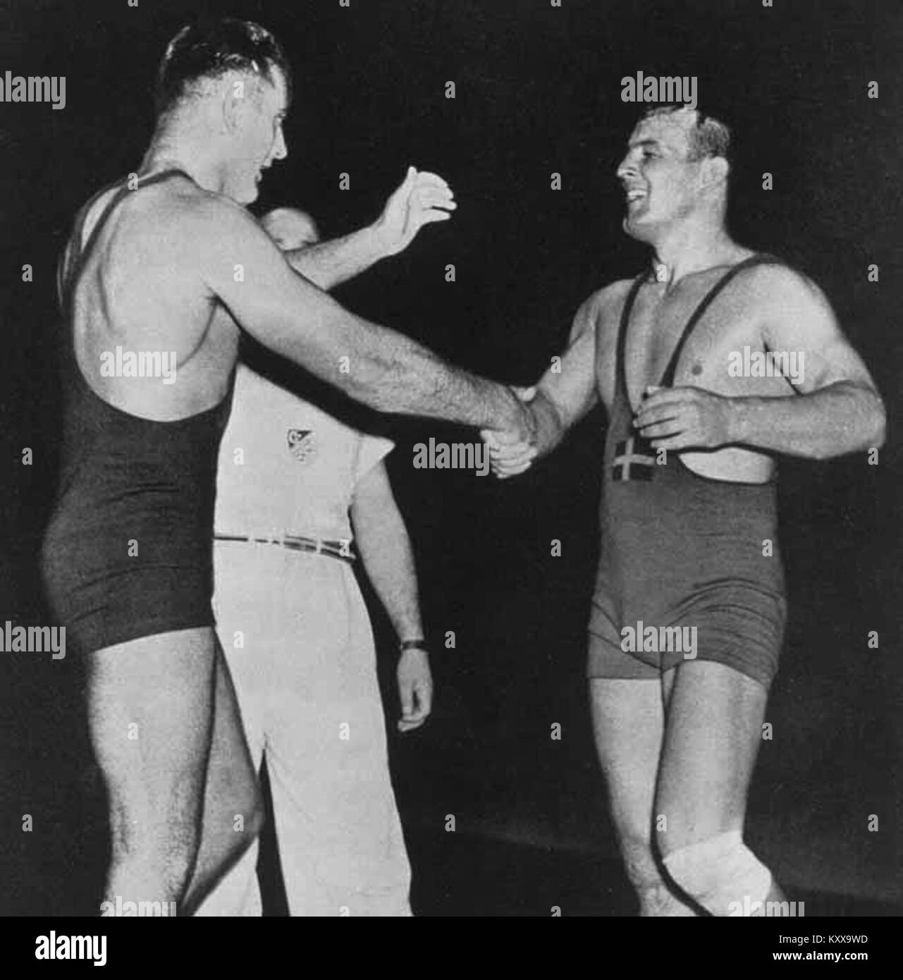 Ein historisches Sportfoto des Schweizer Ringers Fritz Stöckli, der während der Olympischen Spiele 1948 in London gegen den schwedischen Ringkämpfer Bengt Fahlkvist antrat. Stockfoto