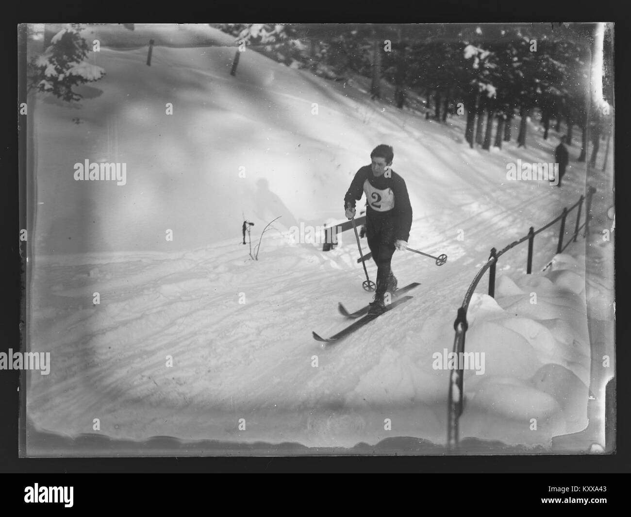 Ein Foto aus Frognersæteren, Norwegen, aus dem 20. Jahrhundert, das einen Sportwettbewerb um Sportabzeichen dokumentiert und Teilnehmer an Winteraktivitäten im Freien zeigt. Stockfoto