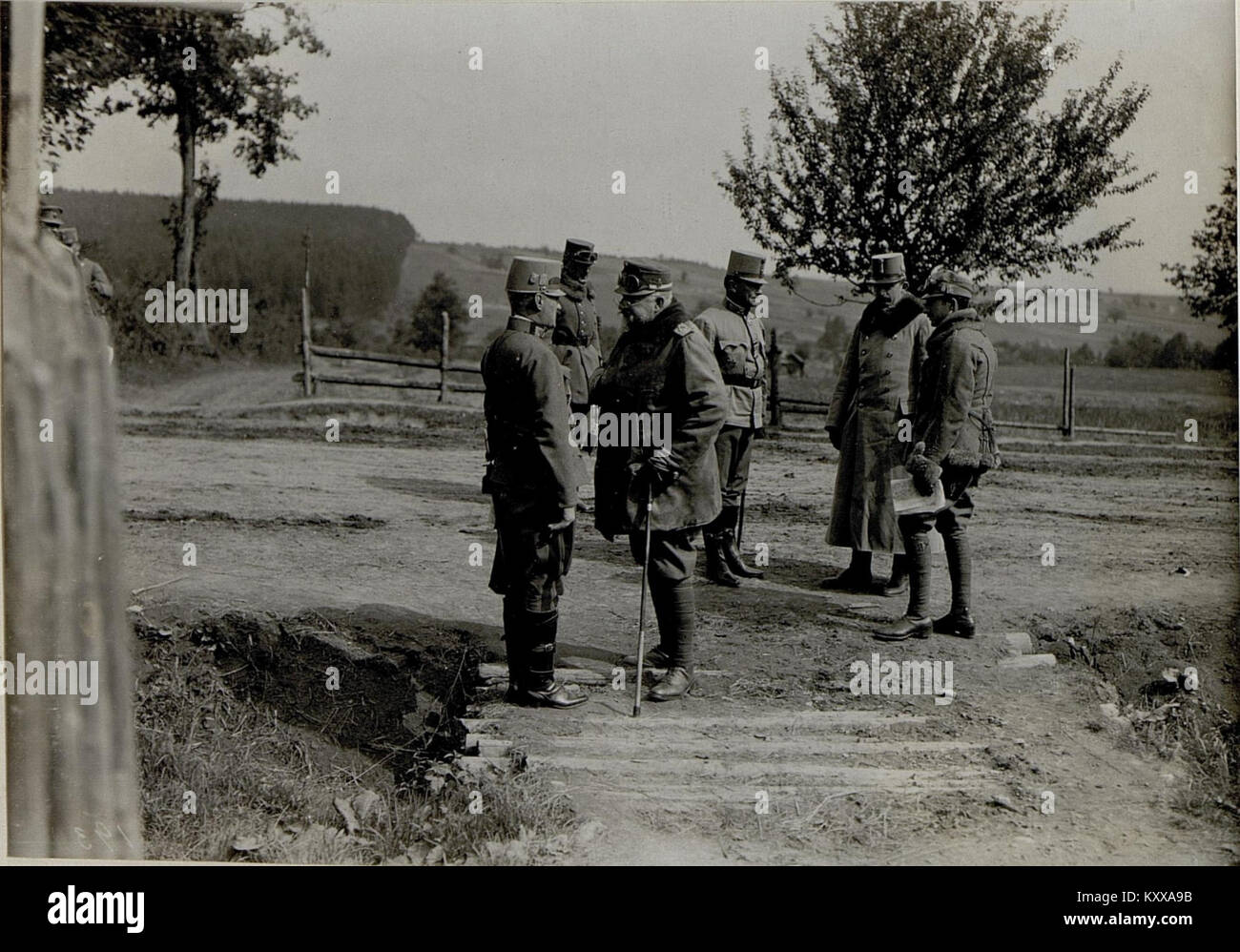 Ein historisches Foto, das Zar Ferdinand I. von Bulgarien zeigt, wie er während des Ersten Weltkriegs die Front besucht und sich mit Militärkommandeuren unterhält, um die königliche Beteiligung an der Kriegsführung zu dokumentieren. Stockfoto