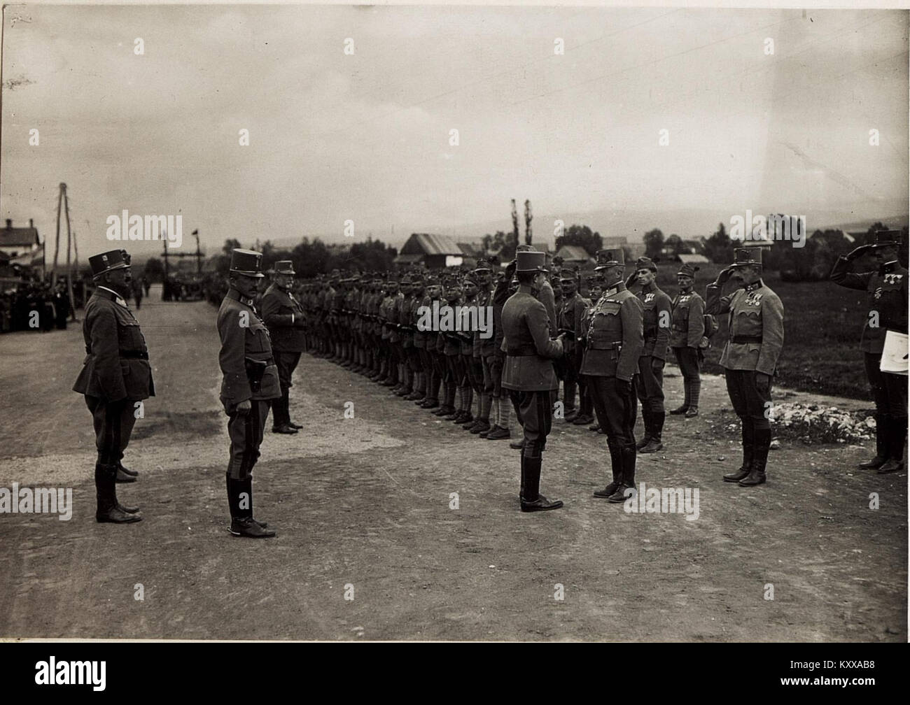 Dieses Foto zeigt Kaiser Karl I. von Österreich-Ungarn während seines Besuchs in Ditro, einem Militärgelände an der Südostfront im Juni 1917. Seine Präsenz spiegelt seine Rolle in der militärischen Führung während des Ersten Weltkriegs wider Stockfoto