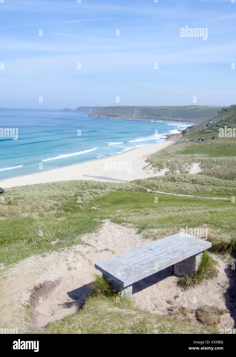 Steinbank an Sennen Cove Beach, Whitesands Bay, Sennen Cove, Penwith Halbinsel, Cornwall, England, Großbritannien im Juni Stockfoto
