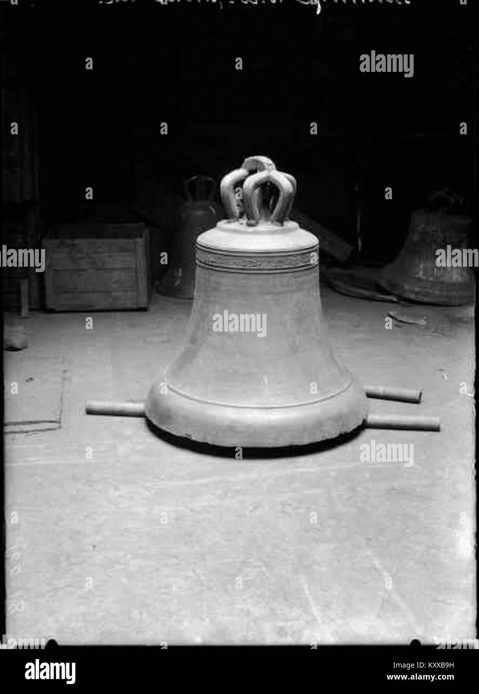Frödinge kyrka ist eine Holzkirche aus dem Jahr 1744 in Frödinge, Gemeinde Vimmerby, Schweden. Das Innere ist mit Deckengemälden, einem achteckigen Verbreiter im Kirchenschiff, einem separaten hölzernen Glockenturm und mittelalterlichem Sakristemauwerk ausgestattet. Stockfoto