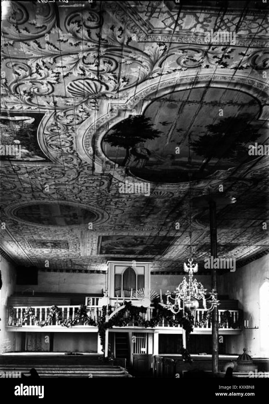 Die Holzkirche Fröskogs kyrka in Dalsland, Schweden, mit original roten Holzschindeln verkleidet, zeichnet sich durch ihre barocke Dekoration und ihren Status als einzige Kirche in der Diözese mit Holzschindeln aus, die die regionale Architektur des frühen 18. Jahrhunderts widerspiegelt. Svenska Kyrkan Stockfoto