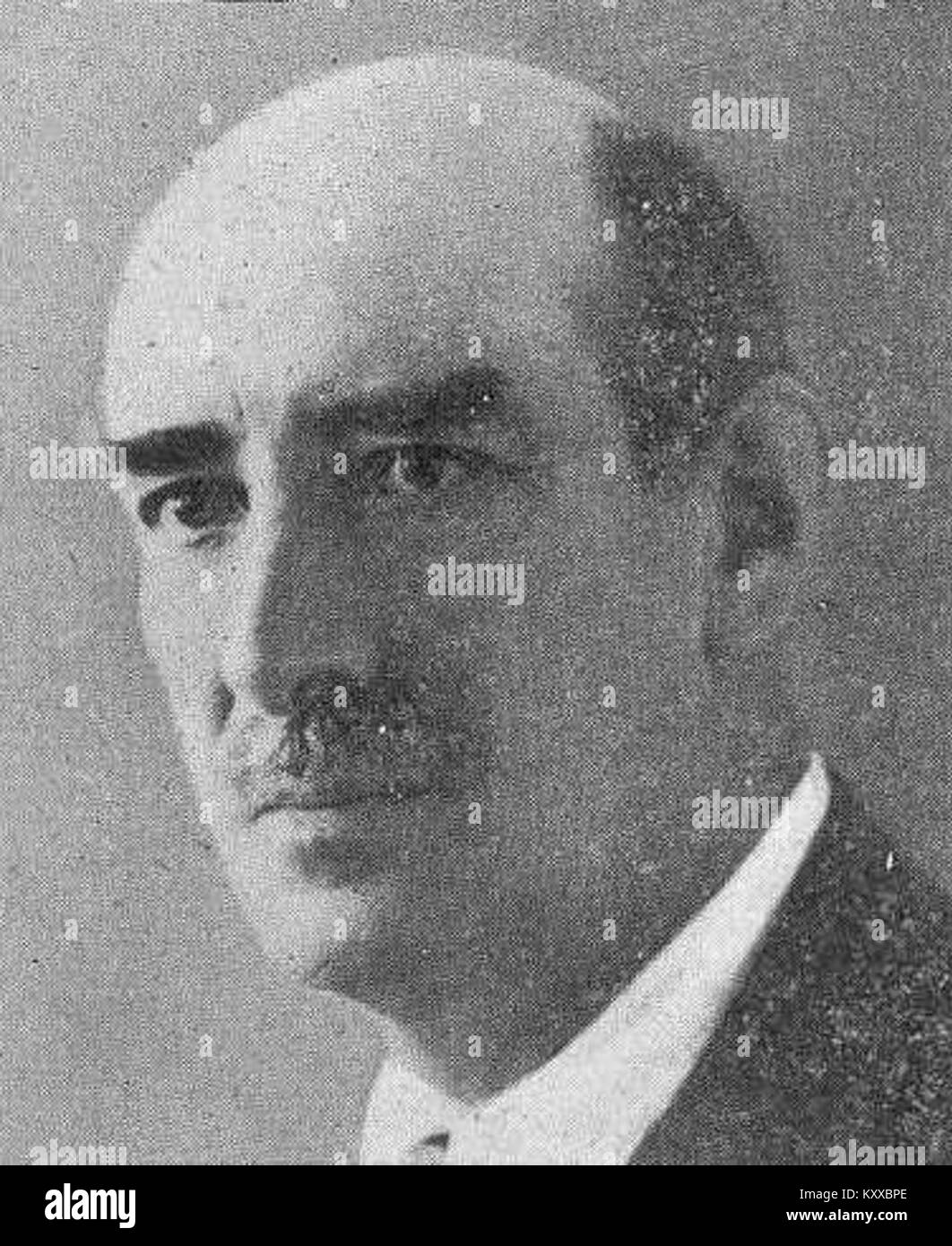 Eine Fotografie von Eugenio Fernández LEIs aus dem Jahr 1926, die ein formelles Porträt des Einzelnen zeigt und Kleidung und fotografischen Stil des frühen 20. Jahrhunderts dokumentiert. Stockfoto