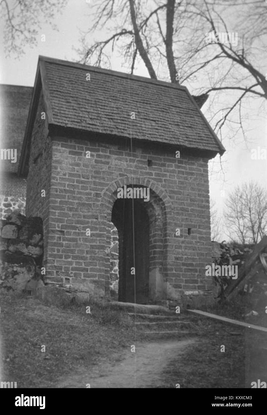 Frötuna Kyrka ist eine historische Kirche in Schweden, die für ihre traditionelle Architektur und religiöse Bedeutung bekannt ist. Sie ist ein wichtiger Bestandteil des kulturellen und kirchlichen Erbes der Region. Stockfoto