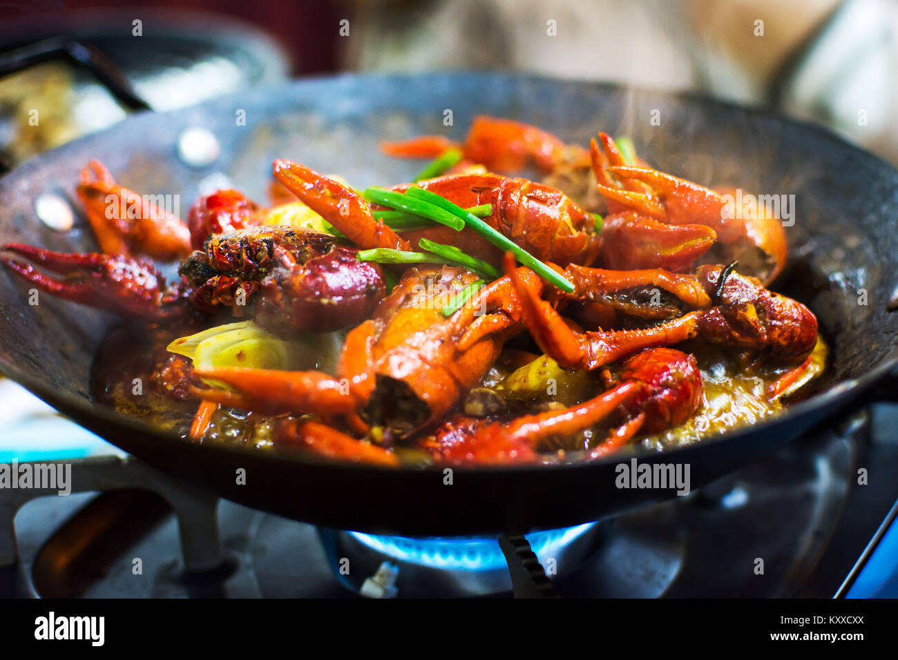 Lecker heiß und würzig crayfish Topf auf den Tisch serviert Stockfoto