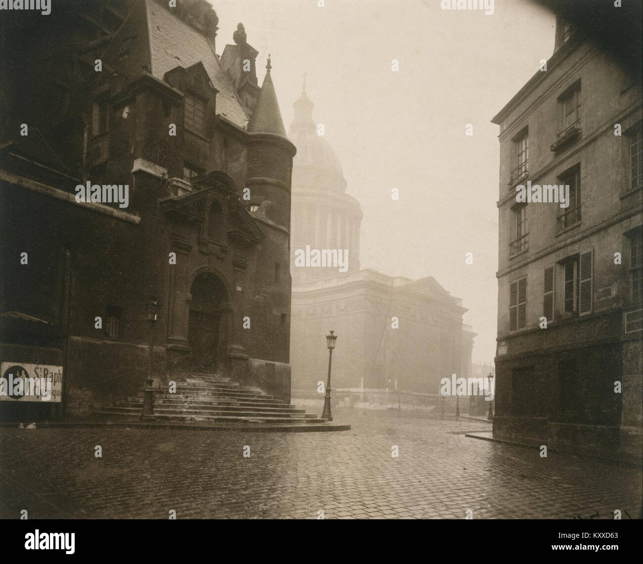 Eugène Atgets Fotografie der Rue de la Montagne Sainte-Geneviève in Paris zeigt Architektur und Stadtlandschaft des frühen 20. Jahrhunderts und veranschaulicht seine dokumentarische Herangehensweise an das Leben der Stadt. Stockfoto