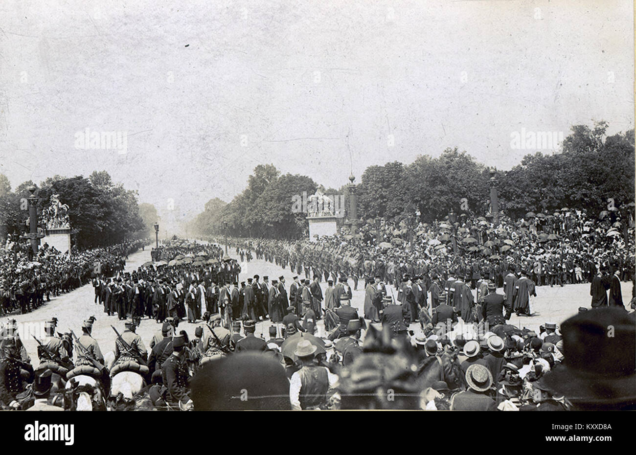 Dieses historische Foto zeigt die Beerdigung von Sadi Carnot, dem französischen Präsidenten, der 1894 ermordet wurde. Das Ereignis ist ein bedeutender Moment in der französischen Geschichte und spiegelt die Trauer der Nation und die Auswirkungen seiner Ermordung auf die französische Politik wider. Stockfoto