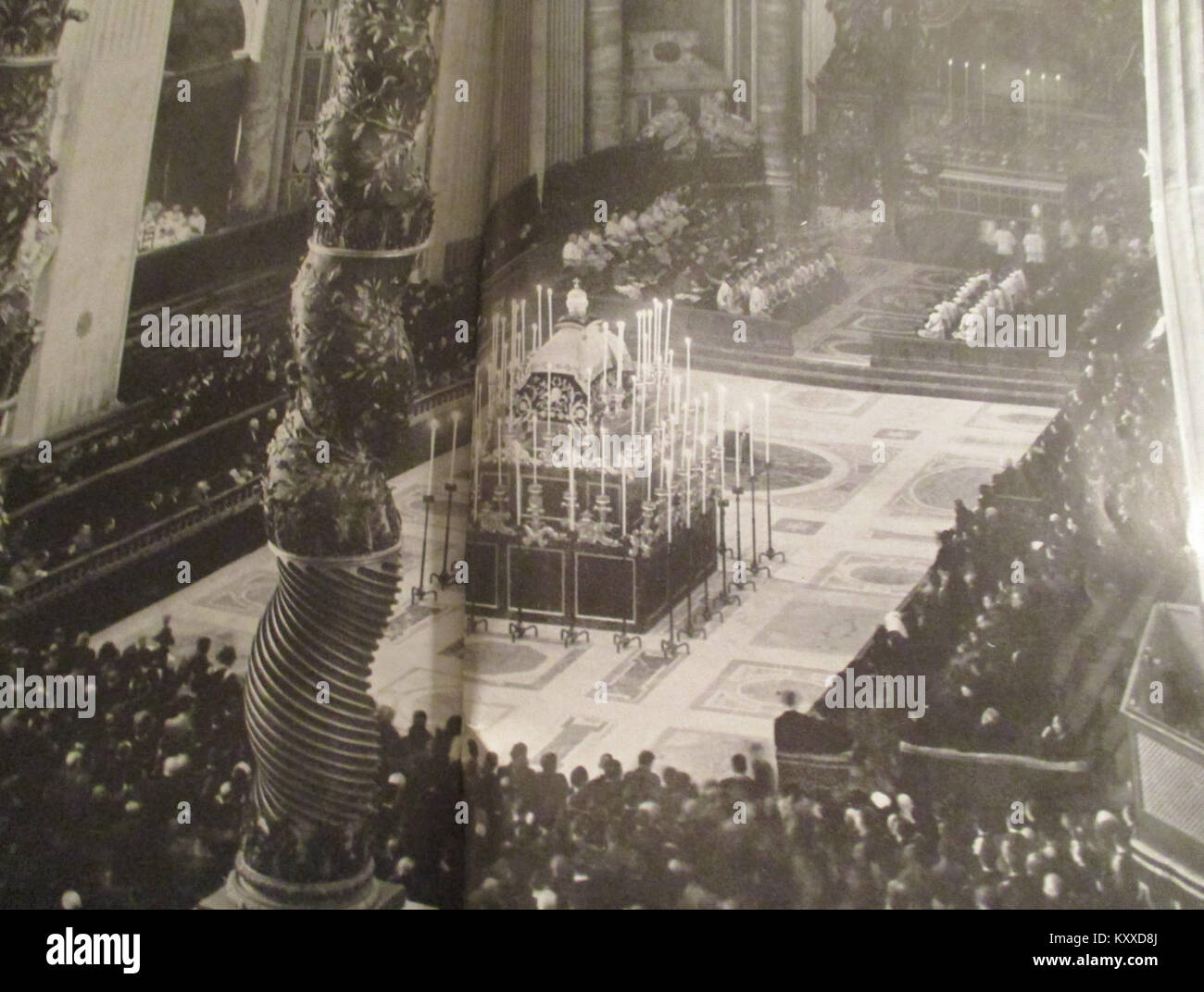 Die Veranstaltung „Funérailles de Pie XI“ bezieht sich auf die Beerdigung von Papst Pius XI. Im Jahre 1939 im Petersdom in Vatikanstadt. Die Zeremonie markierte das Ableben des Pontiffs, der die katholische Kirche von 1922 bis 1939 leitete. Stockfoto