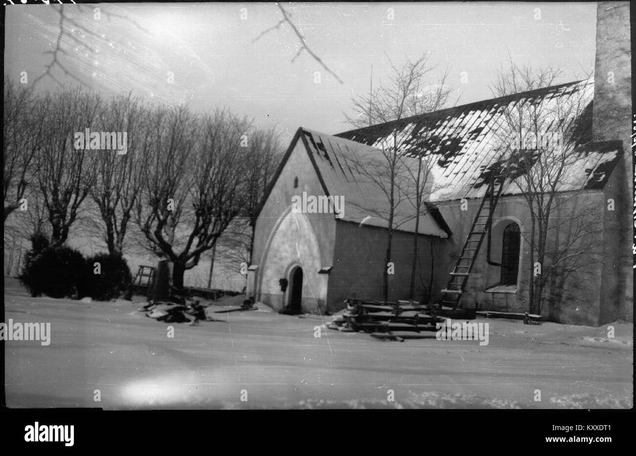Frerentuna Kyrka in Schweden ist eine historische Pfarrkirche mit mittelalterlichen Elementen und späteren architektonischen Ergänzungen; sie diente über Jahrhunderte als Ort der Anbetung und Gemeindeversammlungen. Stockfoto