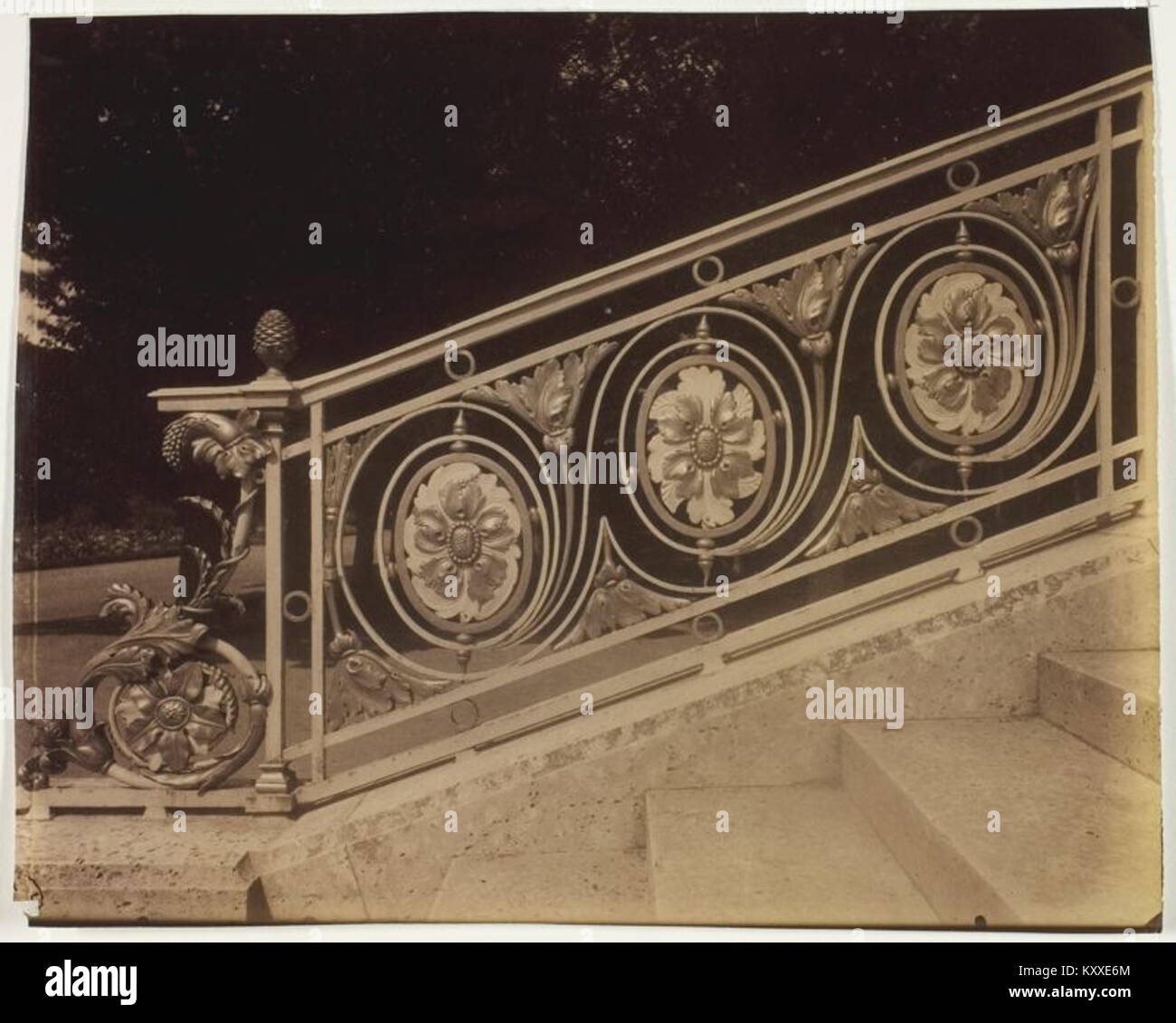 Dieses Albumendruckfoto des französischen Fotografen Eugène Atget zeigt das Schloss Grand Trianon in Versailles, Frankreich, selbst katalogisiert unter der Beitrittsnummer 1963.1006, die fotografische Untersuchung historischer architektonischer Räume des frühen 20. Jahrhunderts erfasst. Das Metropolitan Museum of Art+1 Stockfoto