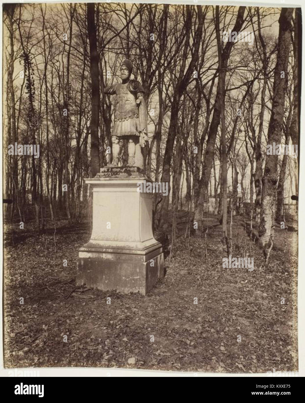 Diese Fotografie von Eugène Atget zeigt das Schloss Grand Trianon in Versailles, Frankreich, und zeigt seine formellen Gartenterrassen, den klassischen Portikus und die barocke Fassade im Kontext der Dokumentarfotografie des frühen 20. Jahrhunderts. Stockfoto