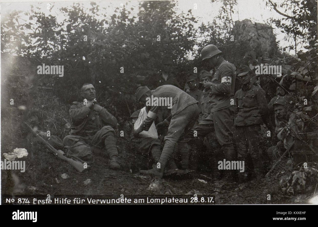 Ein historisches Bild, das erste Hilfe für die Verwundeten auf dem Lom-Plateau zeigt und die medizinische Versorgung und Notfallmaßnahmen während des Krieges dokumentiert. Stockfoto