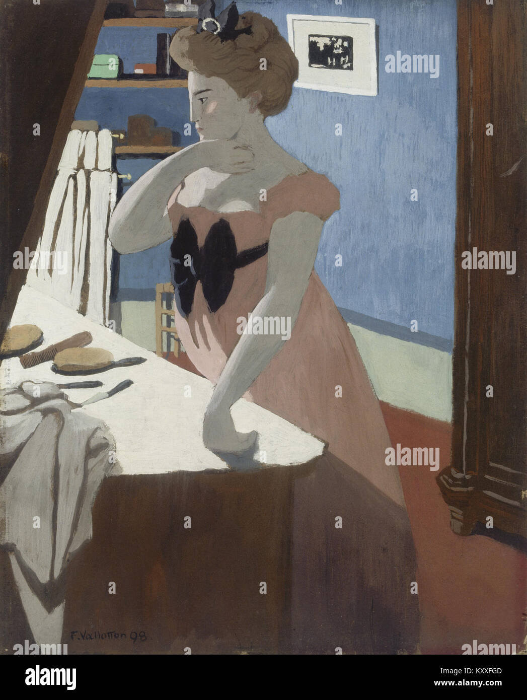 Dieses Gemälde von Félix Vallotton aus dem 19. Jahrhundert mit dem Titel „Misia at her Dressing Table“ fängt die intime Szene einer Frau ein, die sich an einem Eitelkeit vorbereitet. Die charakteristische Verwendung von kräftigen Farben und scharfen Kontrasten von Vallotton wird deutlich, was die Eleganz und Raffinesse des Motivs unterstreicht. Stockfoto