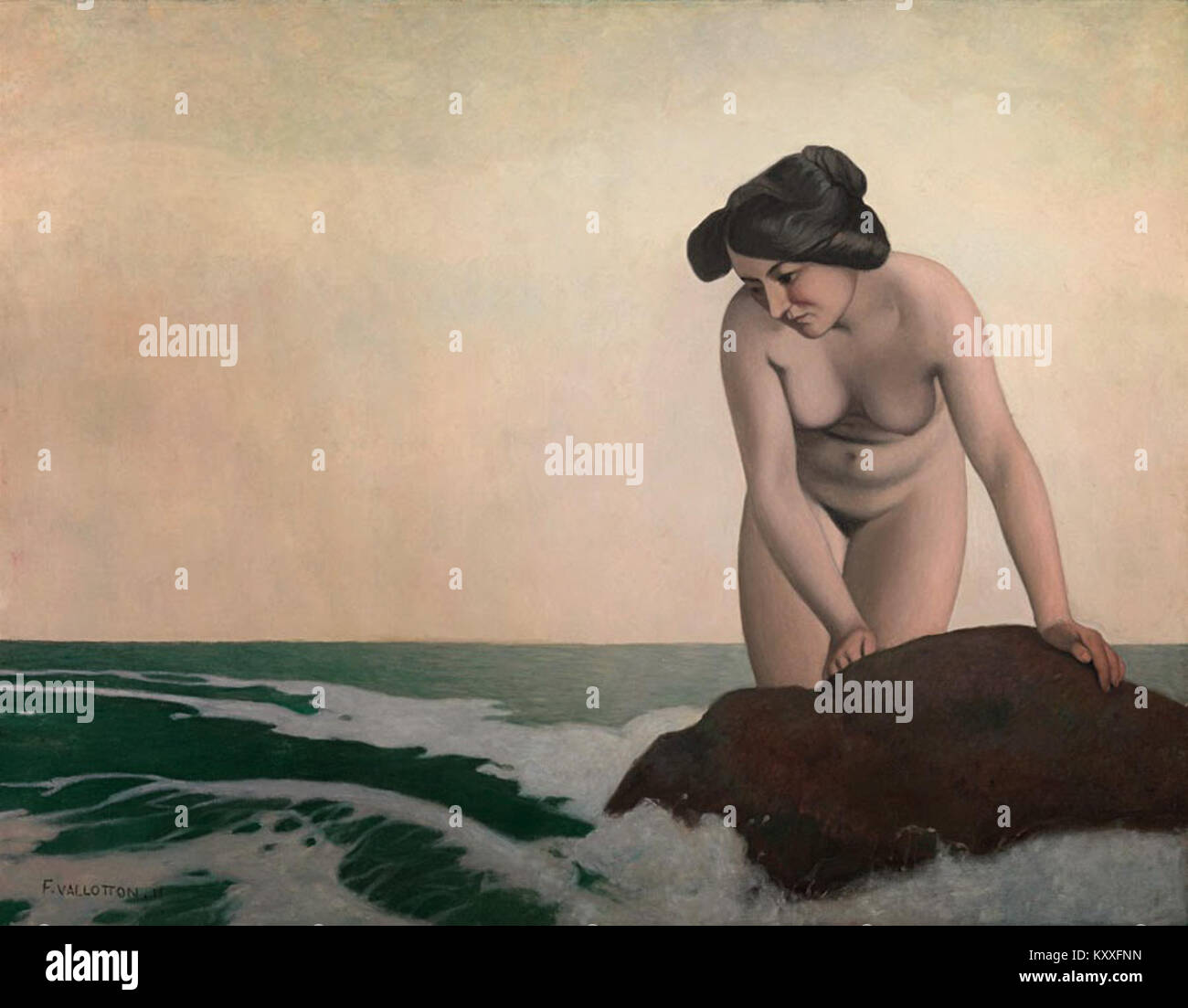 Félix Vallottons Gemälde „Baigneuse au rocher“ aus dem Jahr 1911 zeigt eine Badefrau in der Nähe einer Felsformation und betont den Fokus des Künstlers auf Form, Komposition und menschliche Figur. Stockfoto