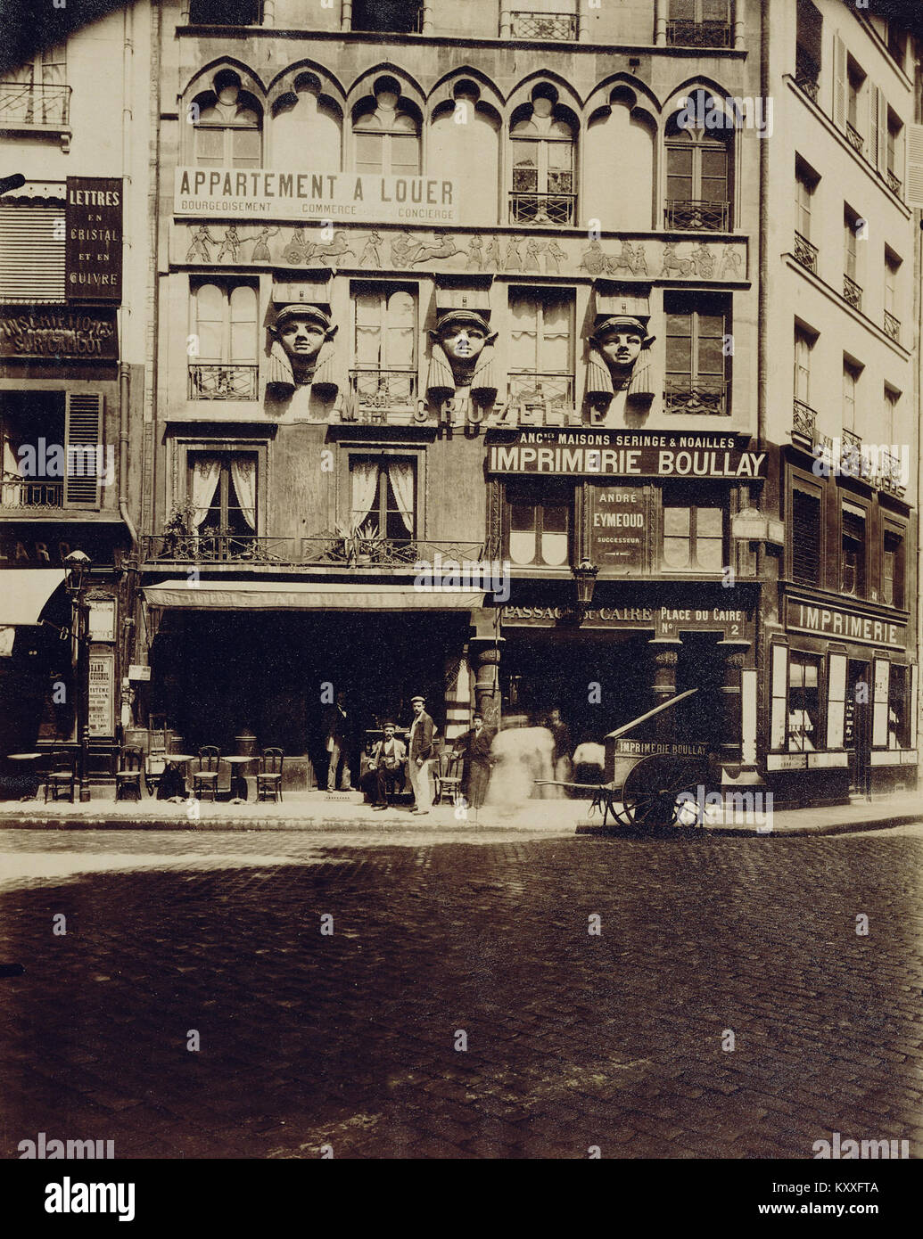 Foto von Eugène Atget, das ein Haus auf dem Place du Caire in Paris zeigt und die Pariser Architektur und städtische Details aus dem frühen 20. Jahrhundert dokumentiert. Stockfoto
