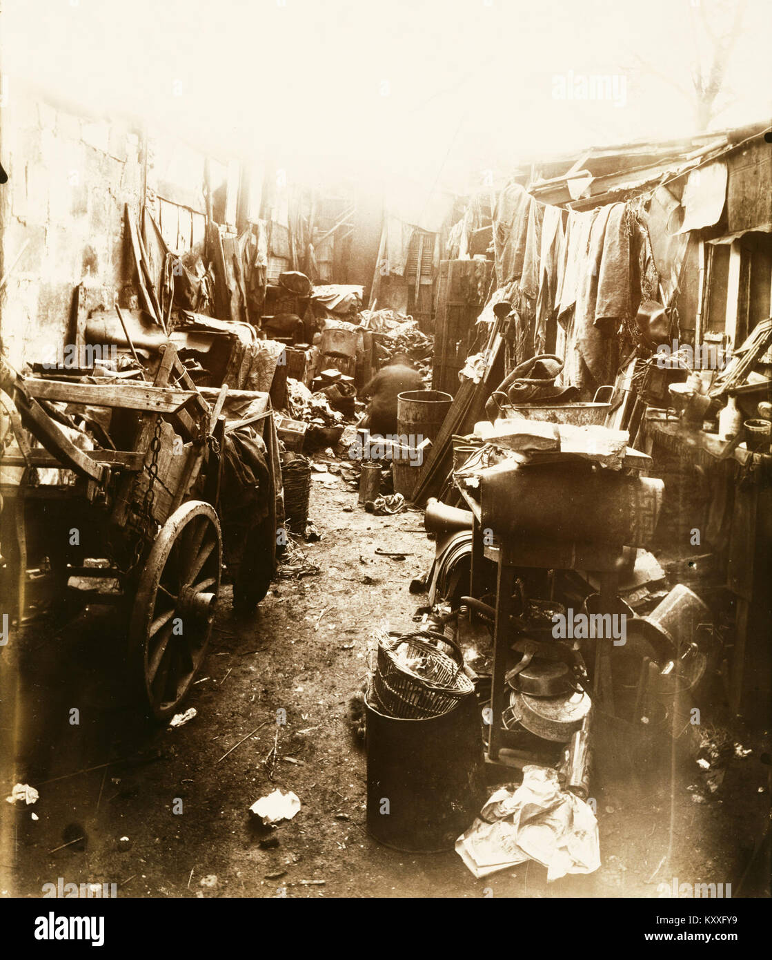Foto von Eugène Atget, das einen Pariser Schrottplatz im frühen 20. Jahrhundert darstellt und Texturen und industrielle Stadtlandschaften hervorhebt. Stockfoto