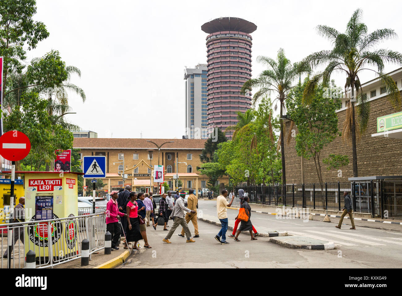 Blick hinunter Wabera Street in Richtung Kenyatta International Conference Center mit Menschen über das tägliche Leben, Nairobi, Kenia Stockfoto