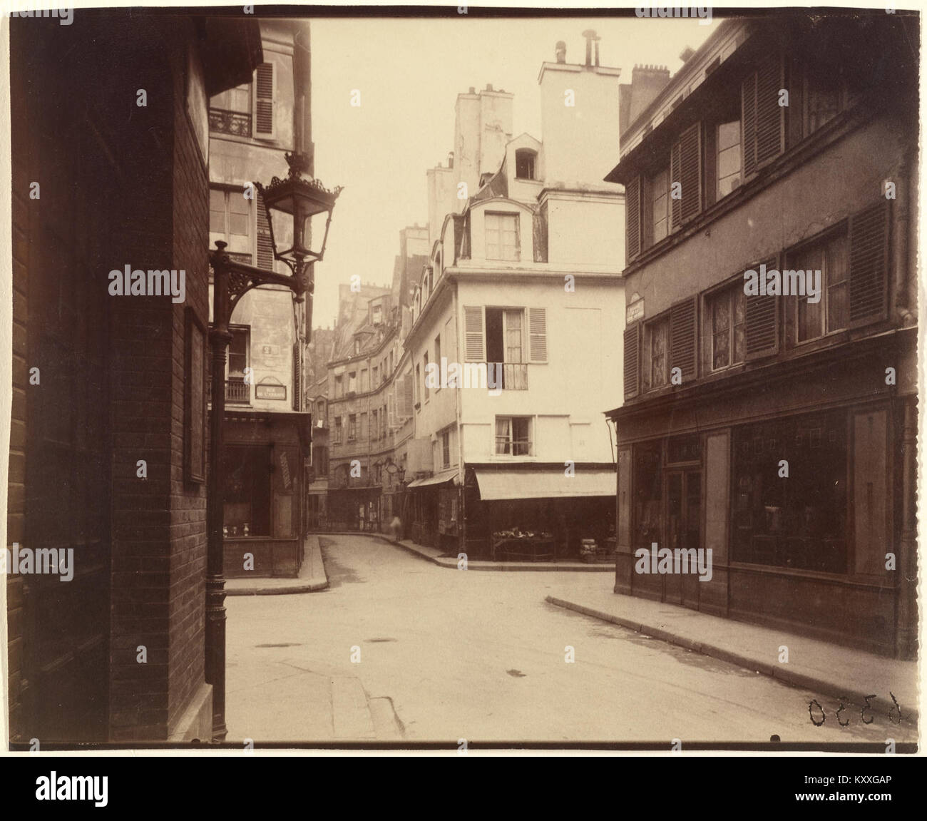 Ein Foto von Eugène Atget, das die Rue Cardinale in Paris einnimmt. Das Bild spiegelt die Pariser Architektur des frühen 20. Jahrhunderts und Atgets dokumentarischen Stil wider, der sich auf das urbane Leben und architektonische Details konzentriert. Stockfoto