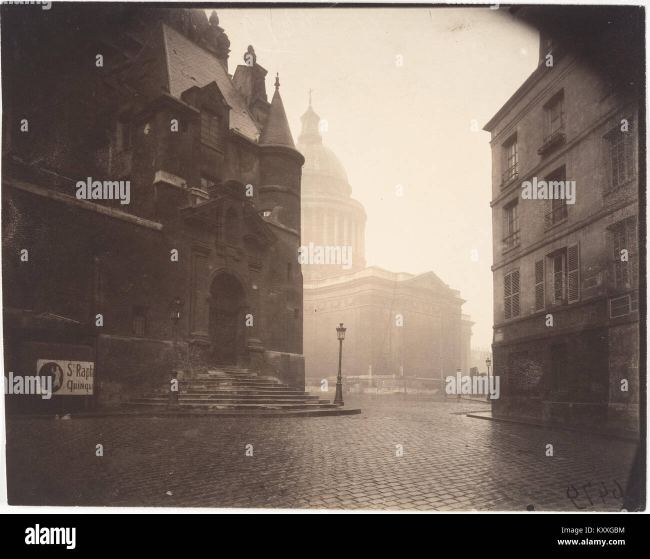 Ein Schwarzweißfoto von Eugène Atget aus dem Jahr 1924, das die Rue de la Montagne-Sainte-Geneviève in Paris zeigt. Das Bild dokumentiert das Pariser Straßenleben und die Architektur des frühen 20. Jahrhunderts. Stockfoto