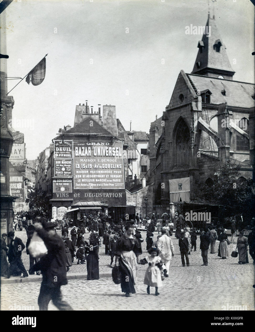 Ein Schwarzweißfoto von Eugène Atget, das den Place Saint-Médard in Paris zeigt und französische Straßenszenen und Architektur des frühen 20. Jahrhunderts feststellt. Stockfoto