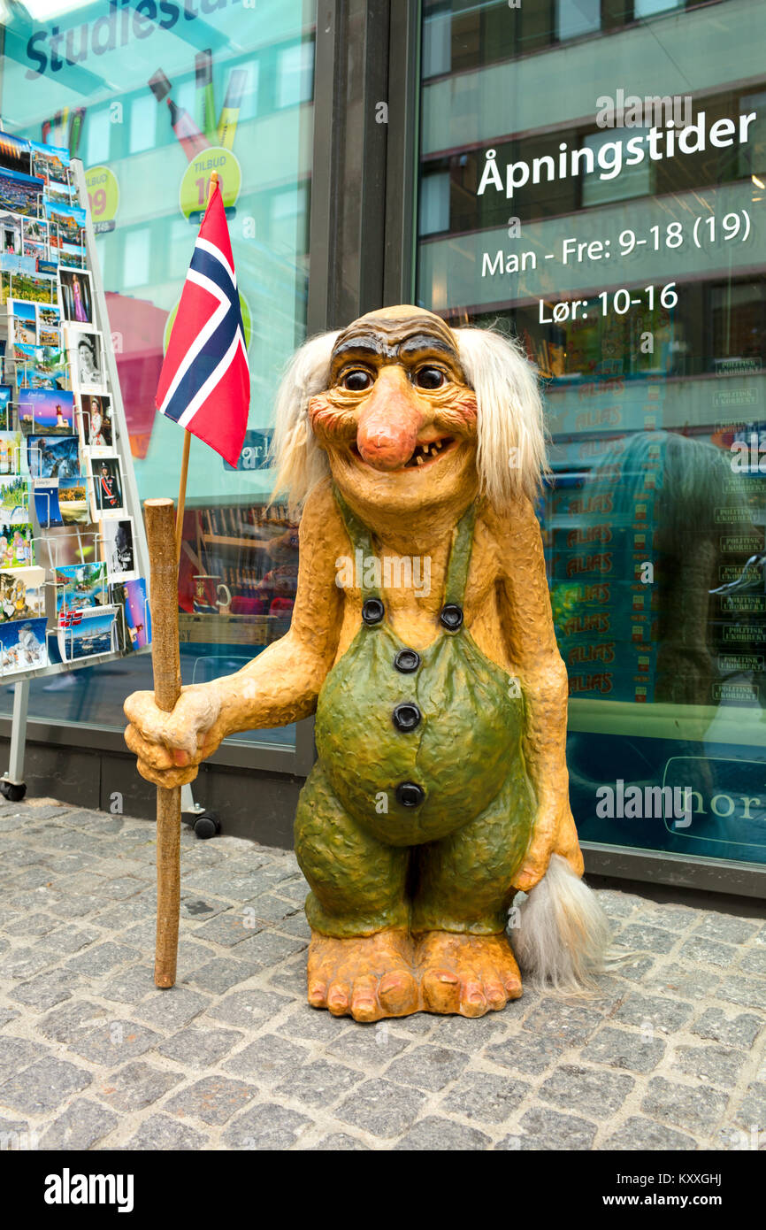 Norwegischer Troll auf der Straße vor Souvenir shop Umgang mit einem Norwegen Flagge Stockfoto