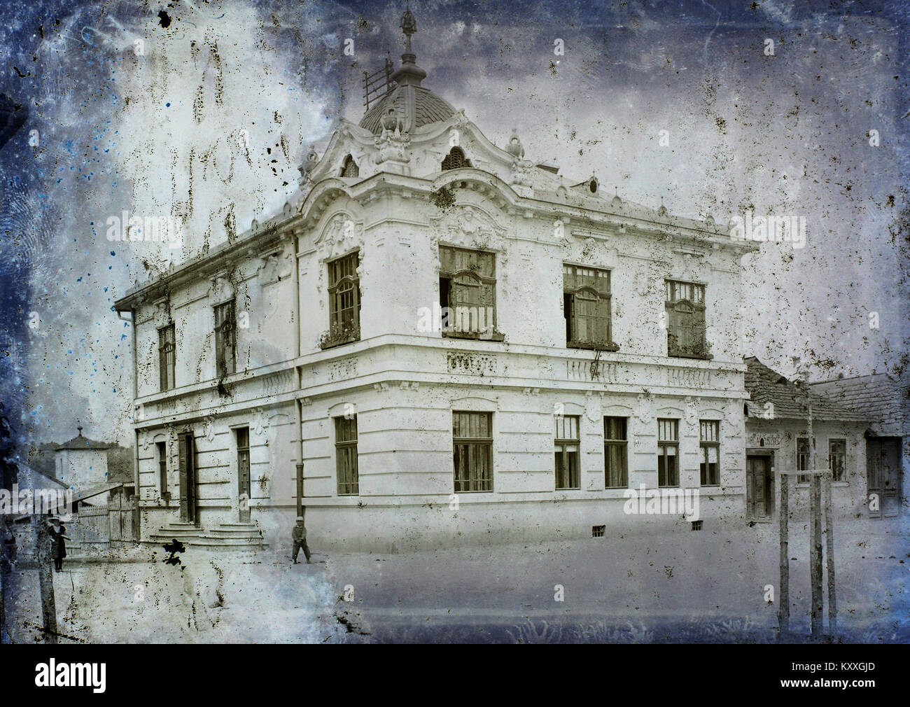 Dieses Foto zeigt die Fő-Straße in einer ungarischen Stadt, mit dem Rathaus, das sich gut auf dem zentralen Platz befindet; das Bild dokumentiert urbane Straßenarchitektur des frühen 20. Jahrhunderts und bürgerliche institutionelle Präsenz. Stockfoto