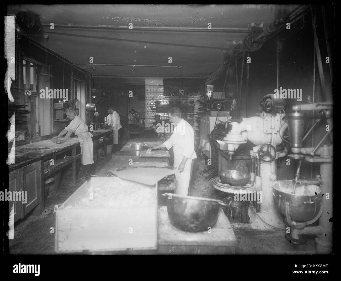 Das Schwarzweißfoto des Archivs mit der Aufschrift „G. Mühlhausen“ zeigt eine Straßenszene aus der thüringischen Stadt Mühlhausen um 1900, mit Geschäften, Kopfsteinpflasterpflasterpflaster und Pferdewagen im regelmäßigen Stadtleben. Stockfoto