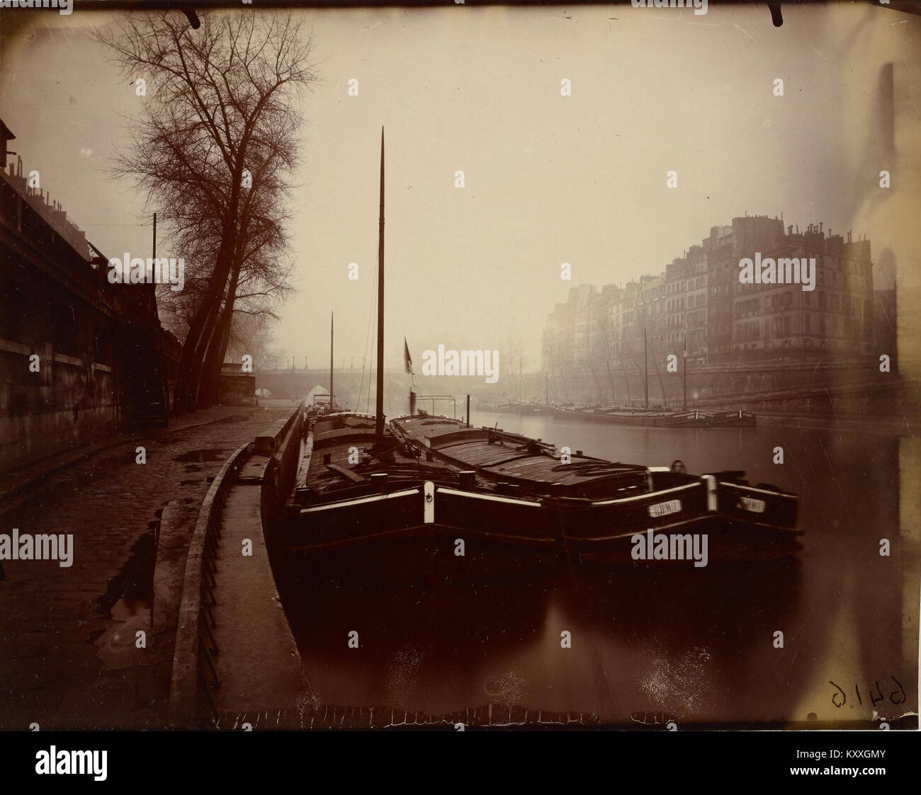 Eugène Atgets Fotografie „The Pont Neuf“ fängt die historische Pariser Brücke und ihre umliegende städtische Umgebung im Frankreich des frühen 20. Jahrhunderts ein und betont architektonische Details und städtische Atmosphäre. Stockfoto