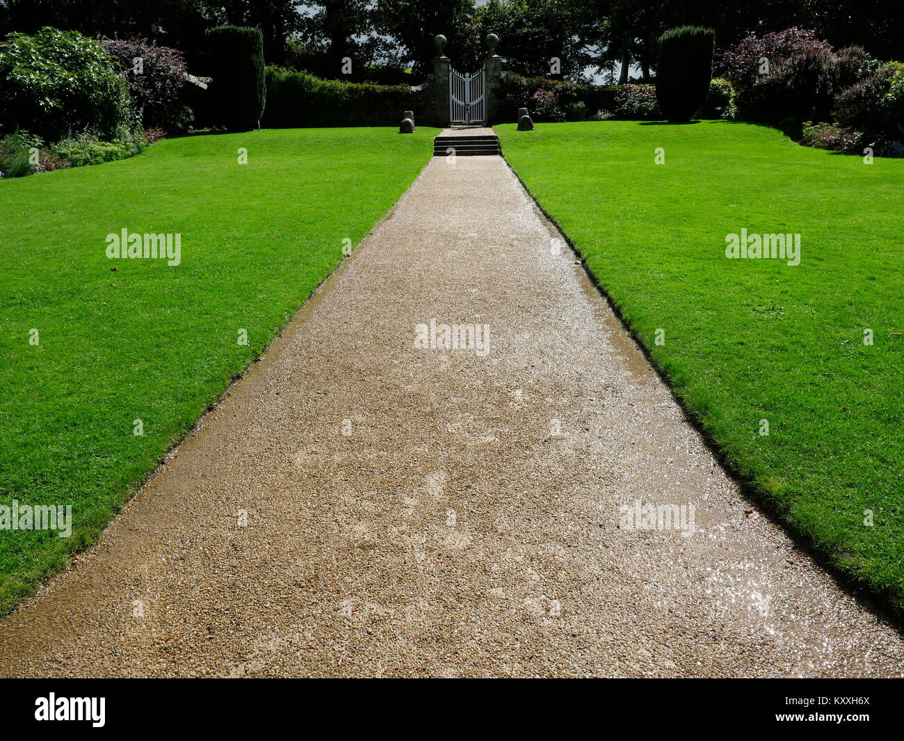 Formale Gartenweg durch elegant geschnittenen Rasen begrenzt Stockfoto