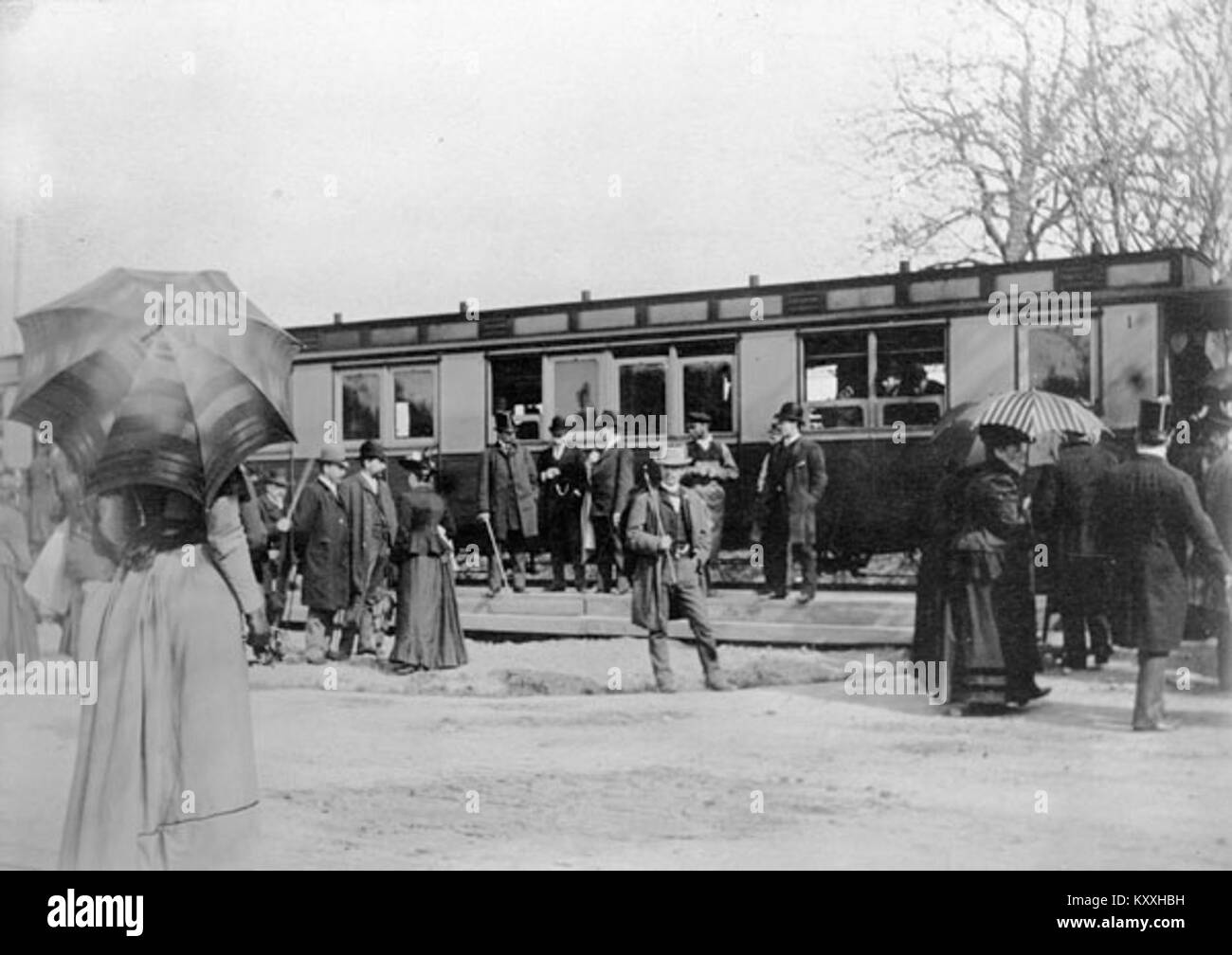 Das Foto zeigt ein Pferdestraßenfahrzeug, das Ende des 19. Oder frühen 20. Jahrhunderts in städtischen Verkehrssystemen eingesetzt wurde und die Rolle der Tierkraft bei der Entwicklung des öffentlichen Nahverkehrs vor der weitverbreiteten Motorisierung veranschaulicht. Stockfoto