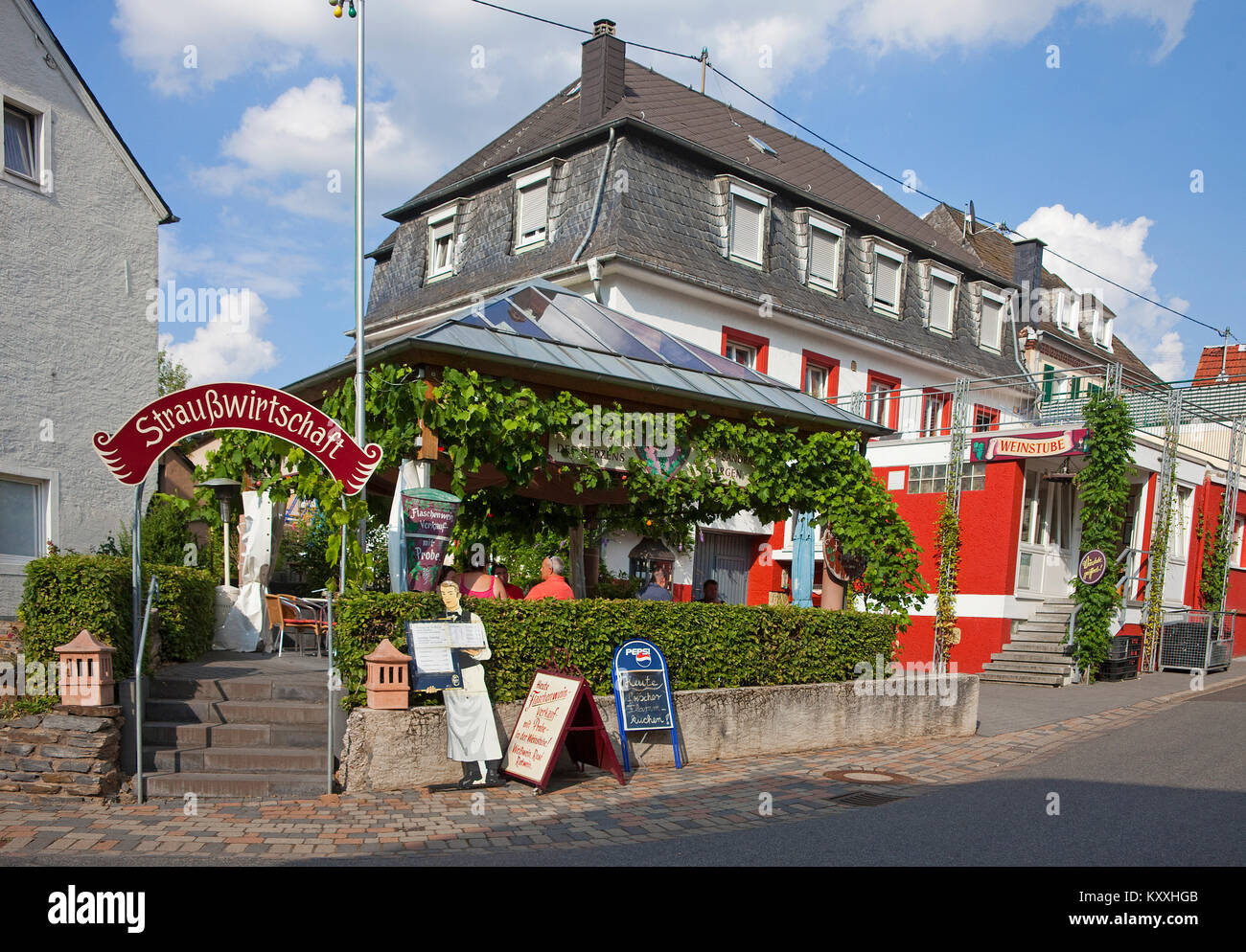 Strausswirtschaft in Neumagen-Dhron, Neumagen-Dhron ist der älteste Weinort Deutschlands, Mosel, Rheinland-Pfalz, Deutschland, Europa Stockfoto