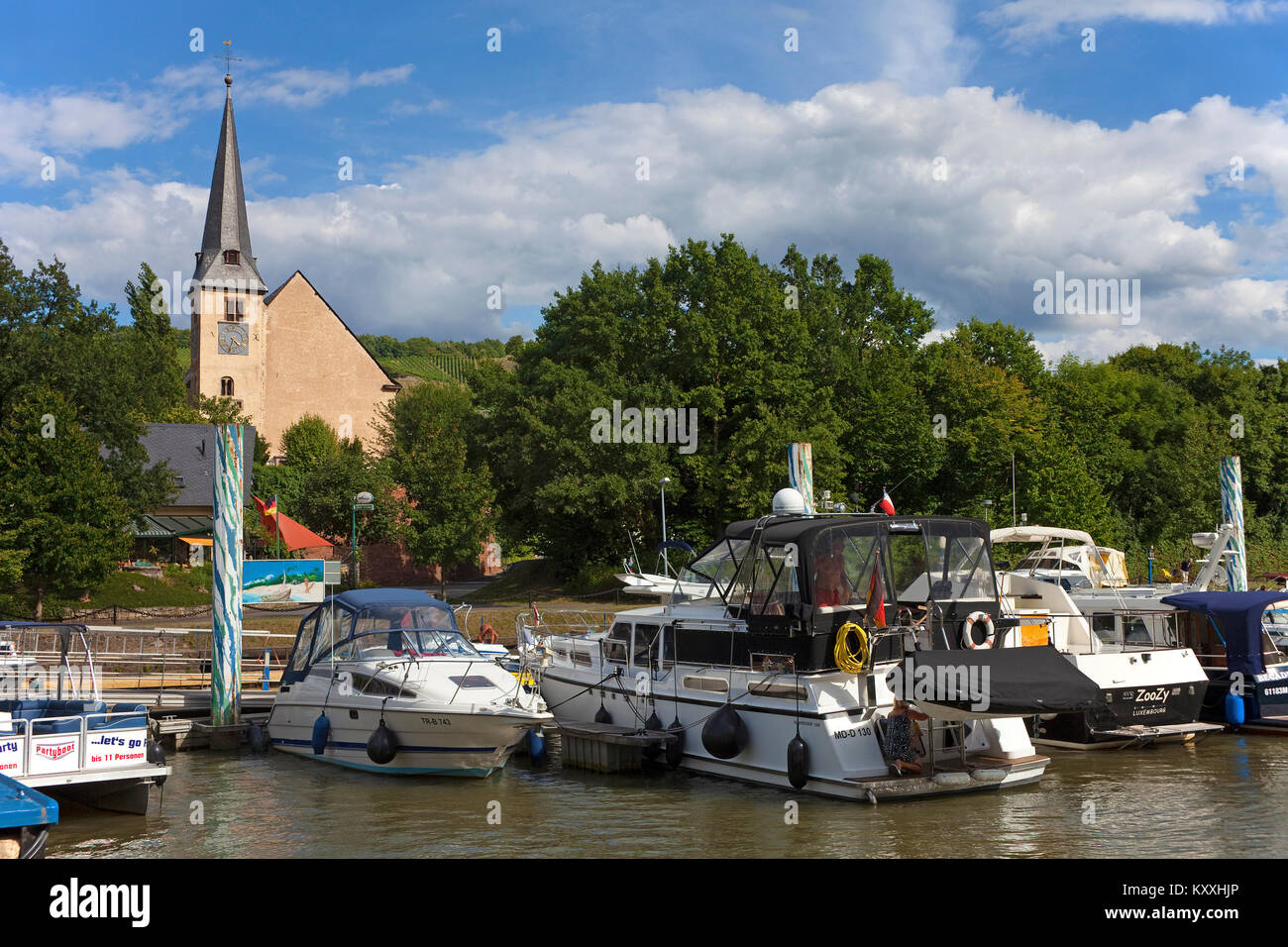 Marina und Kirche von Neumagen-Dhron, ältesten Weinort Deutschlands, Mosel, Rheinland-Pfalz, Deutschland, Europa Stockfoto