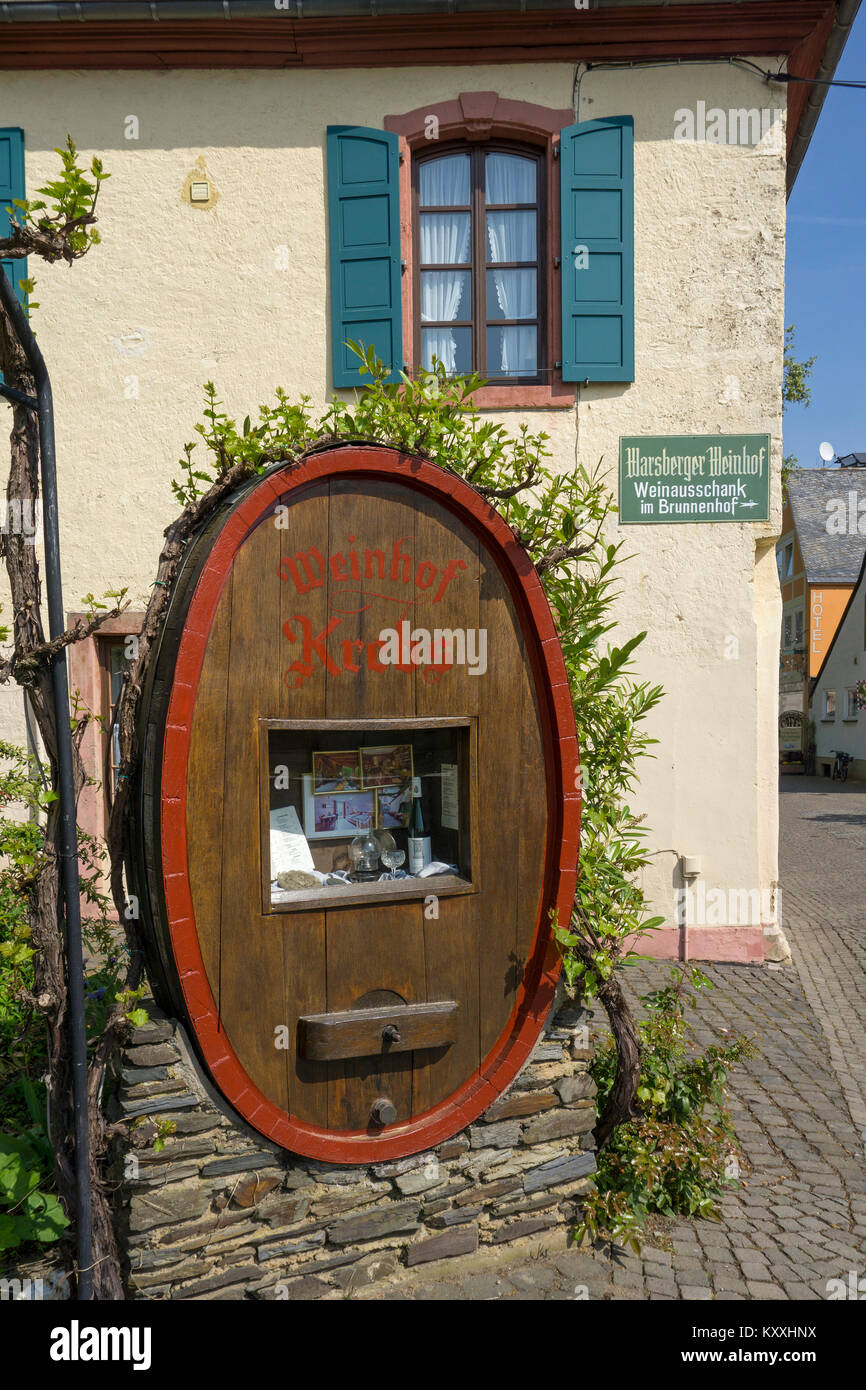 Weinfass als decoratiom im Vineyard Estate' Klaus Krebs" in Neumagen-Dhron, Mosel, Rheinland-Pfalz, Deutschland, Europa Stockfoto